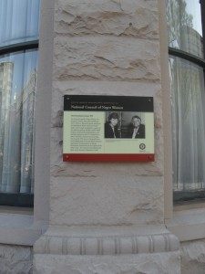Placa informativa na sede do "National Council of Negro Women", situada na  Avenida Pennsylvania, Washington, D.C. 