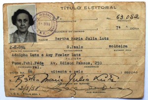 Bertha vota no bairro da Tijuca, Rio de Janeiro [Origem: Museu Nacional/Projeto Semear]