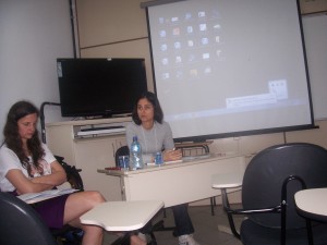 A Profª Teresa Novaes Marques expõe sua comunicação sobre Bertha Lutz e a diplomacia das Américas no congresso Fazendo Gênero, Florianópolis - 2013. 