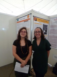 Lia Campos Freitas Lucas e Bibiana Soyaux Almeida Rosa apresentam seus trabalhos no congresso de Iniciação Científica da UNB, 2013.